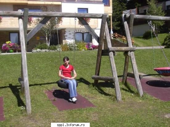 hai ca pun si eu o poza, proaspata, din vacanta. e facuta in austria :)  poze cu noi